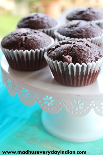 easy and moist chocolate cupcakes recipe