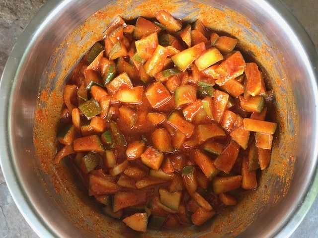 learn how to make mango pickle or avakaya