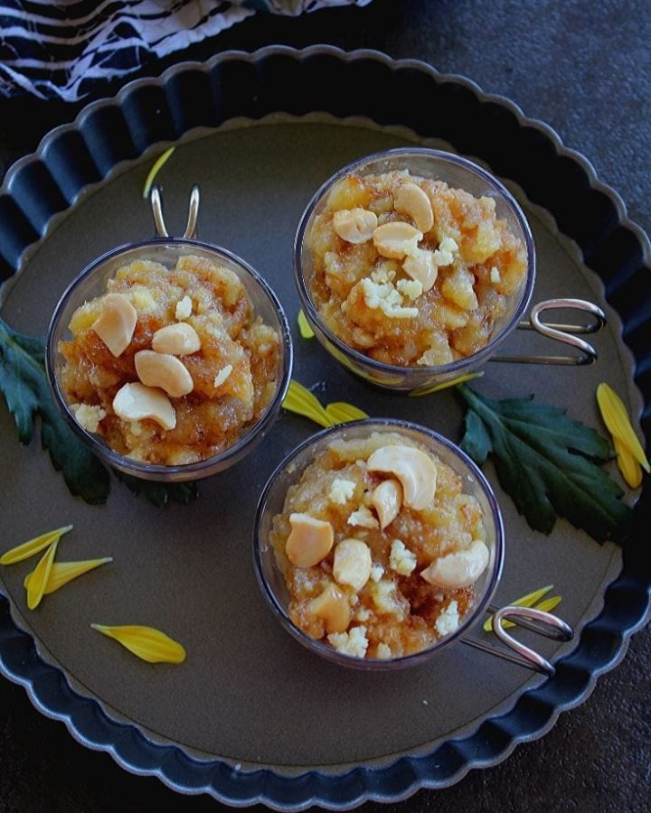 bread halwa served in small glass bowls with cashew