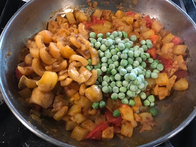 add loquat and green peas to the tomato mixture