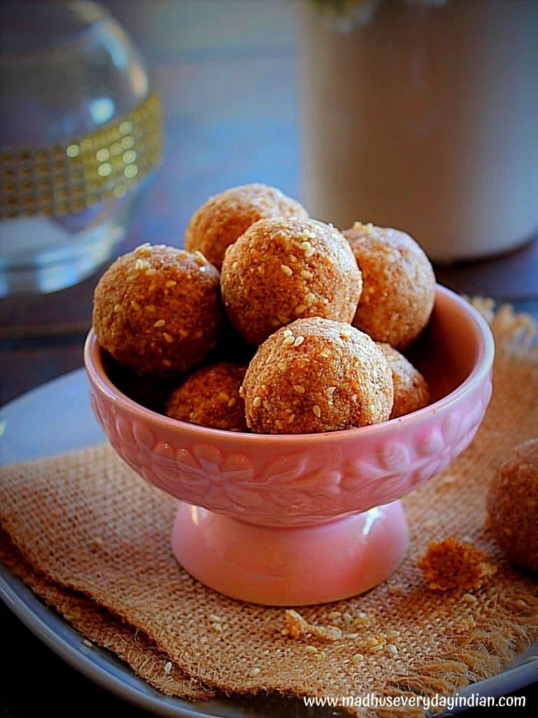 sesame seeds ladoo arranged in a cute pink bowl
