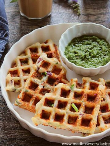 4 dosa waffles served with green chutney