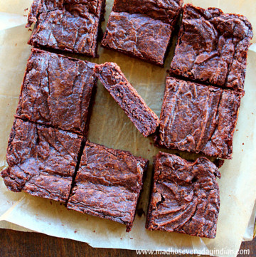 9 pieces of eggless brownies