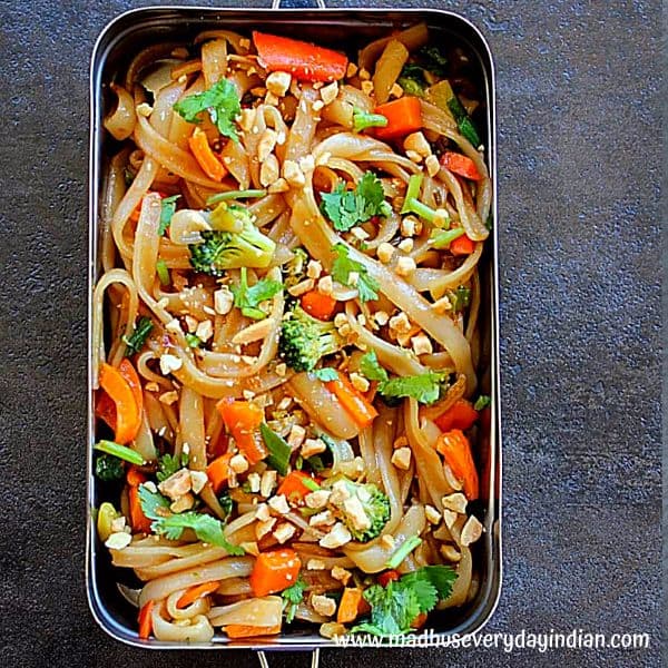 pad thai with veggies in the picture