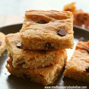 9 pieces of eggless blondies arranged